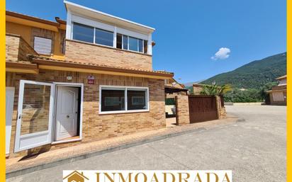 Vista exterior de Casa o xalet en venda en La Adrada  amb Calefacció, Jardí privat i Terrassa
