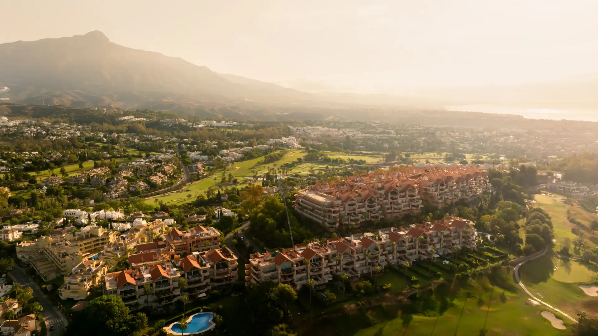 Vista exterior de Àtic en venda en Marbella amb Aire condicionat, Terrassa i Piscina