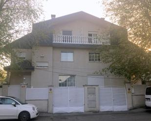 Vista exterior de Casa adosada de lloguer en Pozuelo de Alarcón amb Calefacció, Jardí privat i Parquet