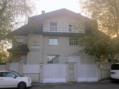 Vista exterior de Casa adosada de lloguer en Pozuelo de Alarcón amb Terrassa i Piscina