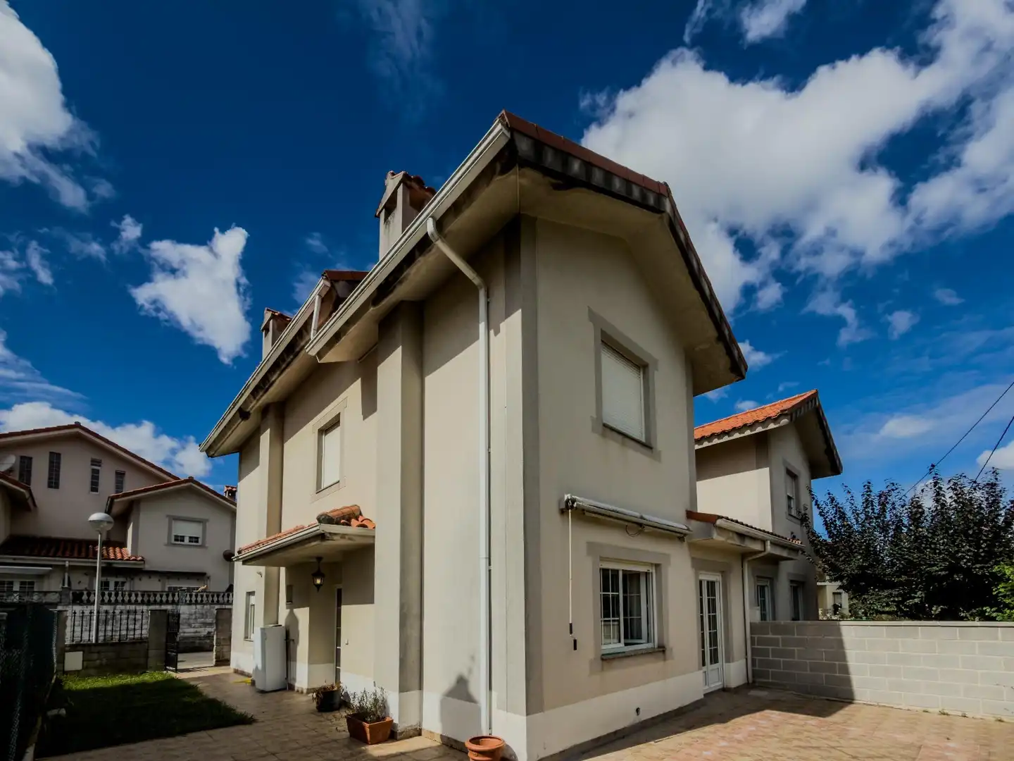 Vista exterior de Casa adosada en venda en Villaescusa (Cantabria) amb Calefacció i Parquet