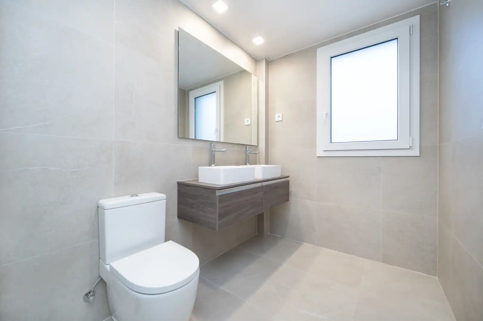 Badezimmer von Dachboden zur Miete in Madrid mit Klimaanlage, Heizung und Parkett