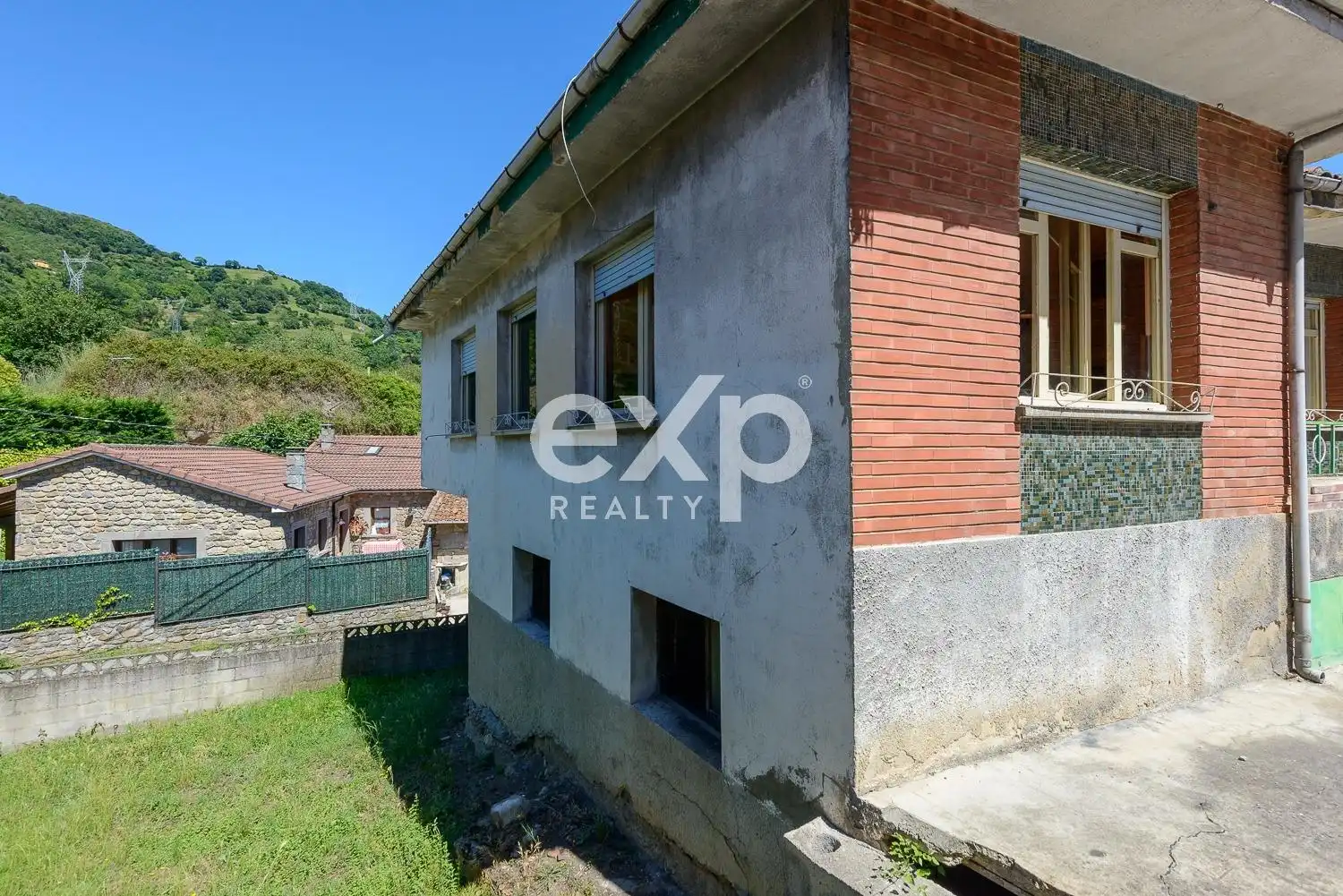 Vista exterior de Casa o xalet en venda en Lena amb Traster i Moblat