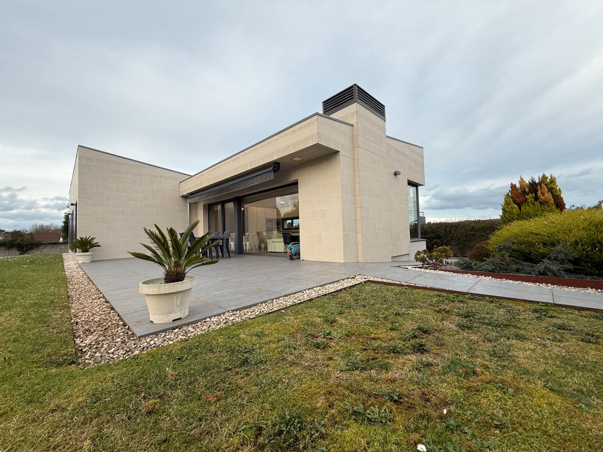 Vista exterior de Casa o xalet en venda en Gijón  amb Jardí privat i Terrassa