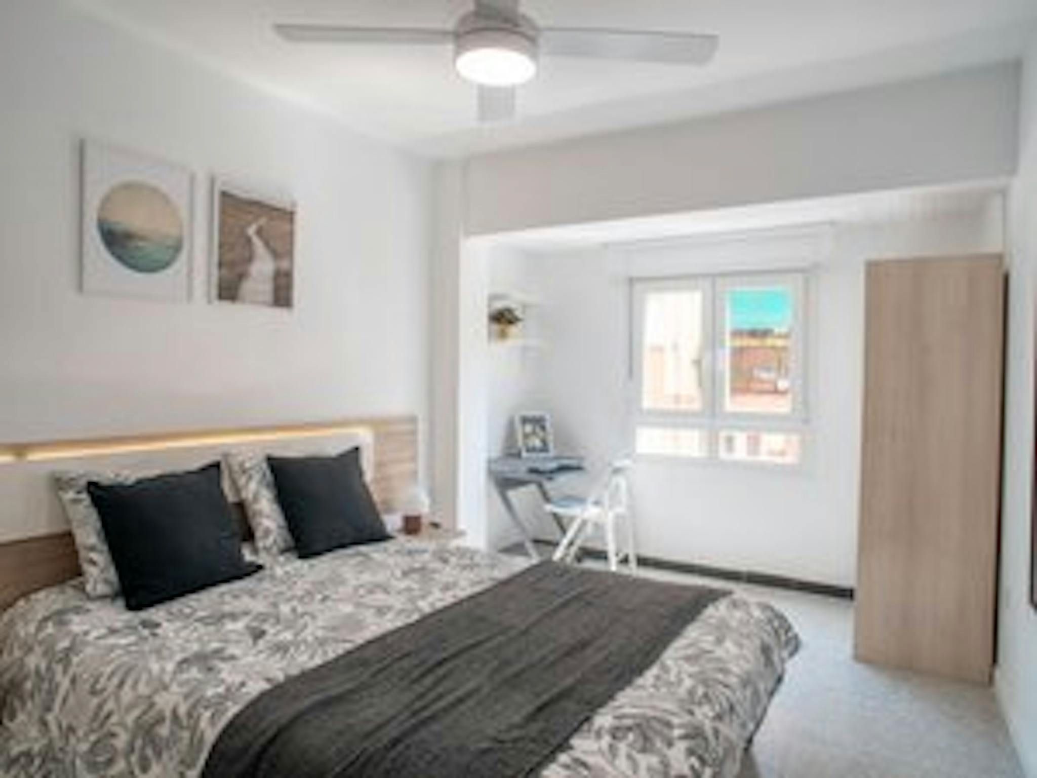 Bedroom of Flat to share in  Valencia Capital  with Furnished and Washing machine