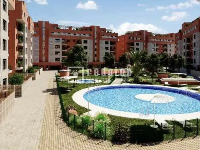 Vista exterior de Piso de alquiler en Camas con Aire acondicionado, Calefacción y Jardín privado