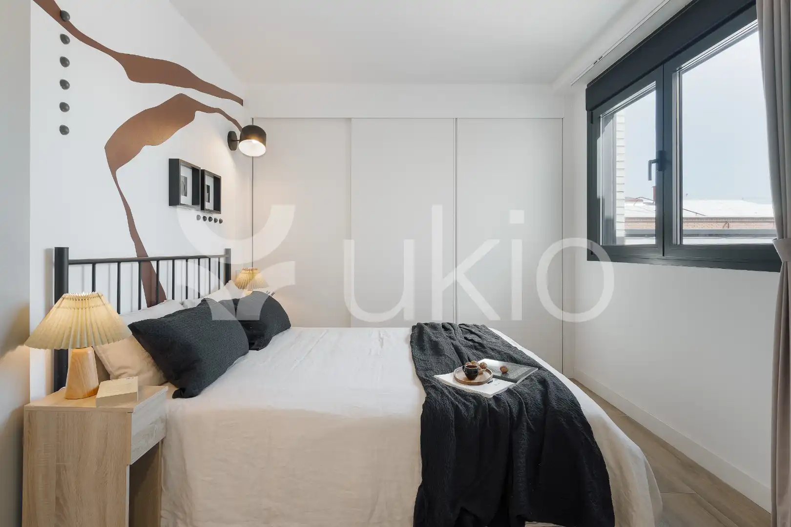 Dormitori de Apartament de lloguer en Madrid amb Calefacció, Terrassa i Moblat
