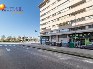 Local comercial en venda a Avenida dilar 146
