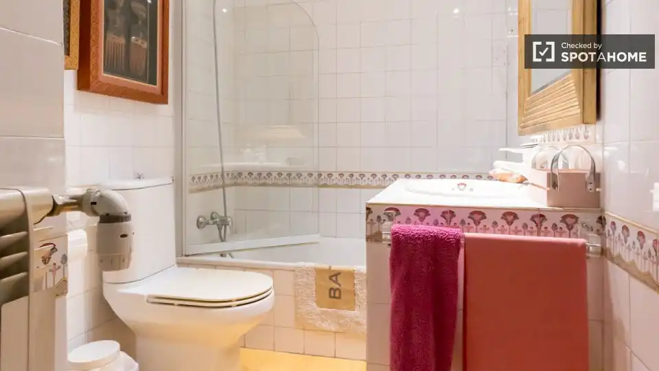 Bathroom of Flat for share in Madrid  with Air Conditioner, Heating and Furnished
