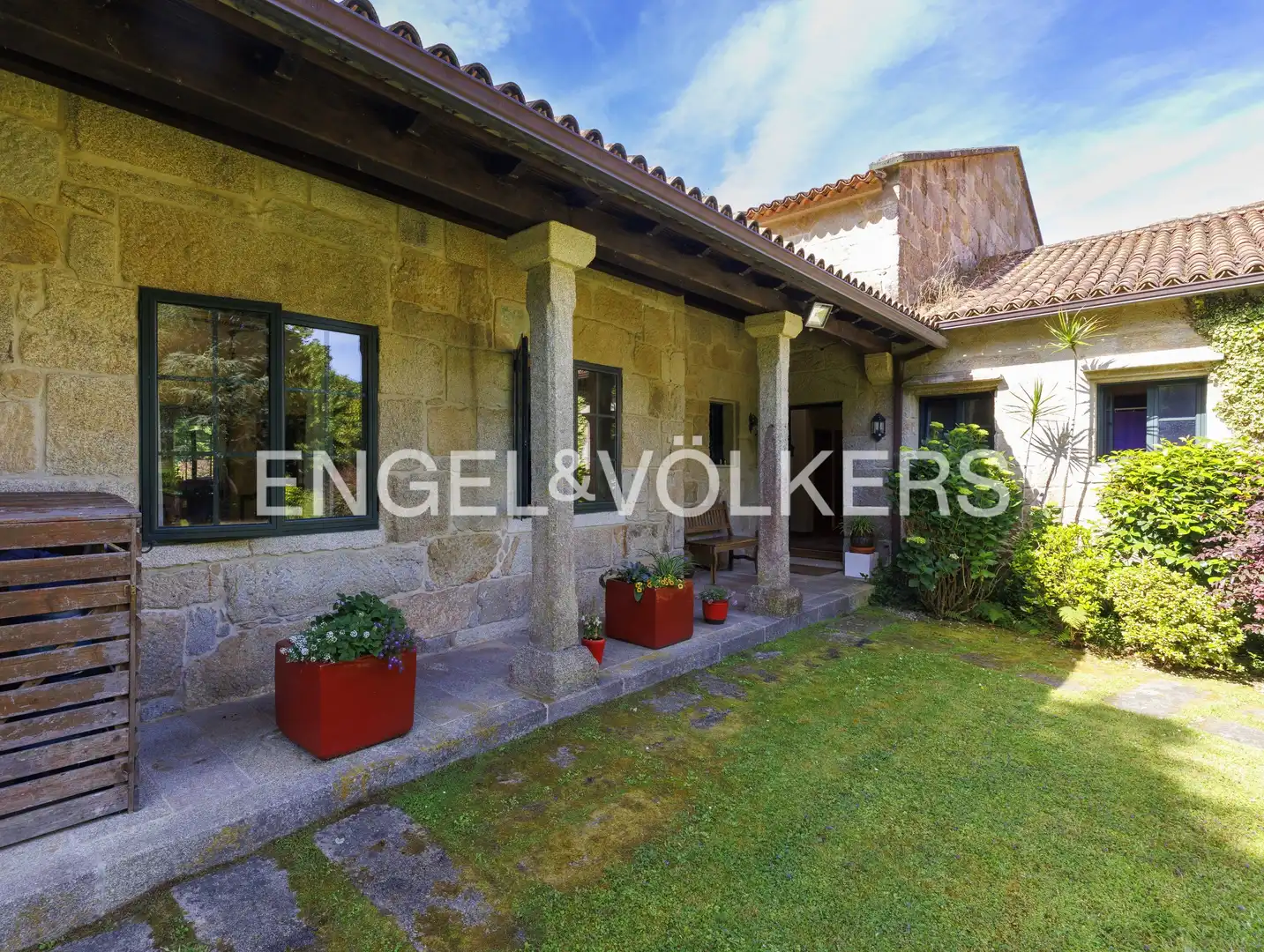 Vista exterior de Casa o xalet en venda en Nigrán amb Calefacció, Jardí privat i Terrassa