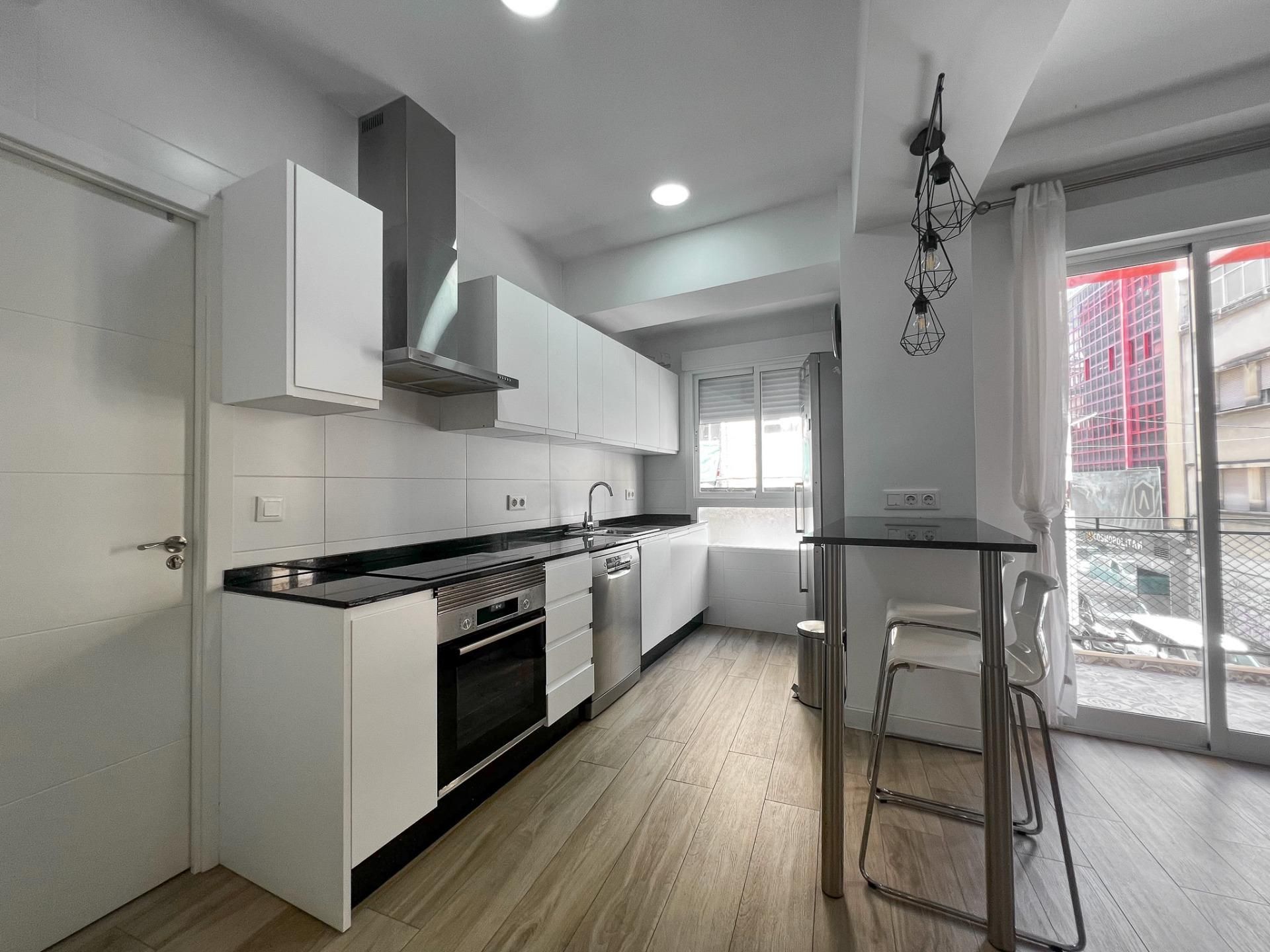 Cuina de Apartament en venda en Alicante / Alacant amb Aire condicionat, Terrassa i Balcó