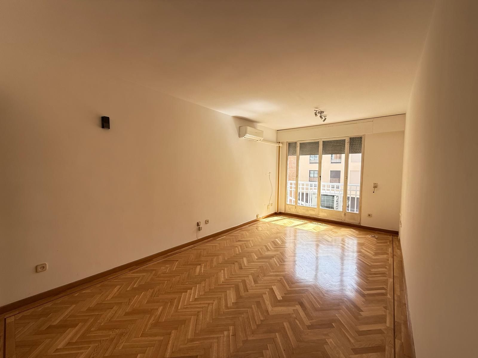 Sala de estar de Piso de alquiler en  Madrid Capital con Calefacción y Balcón