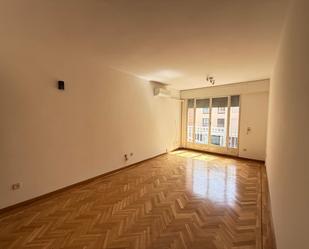 Sala d'estar de Pis de lloguer en  Madrid Capital amb Calefacció i Balcó