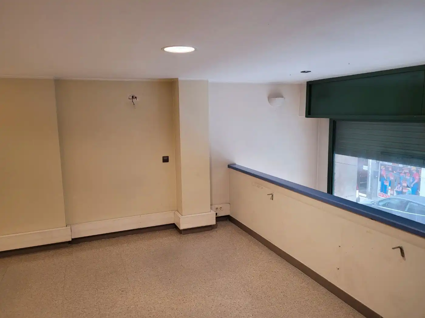Local en venta en Cornellà de Llobregat con Aire acondicionado, Calefacción y Amueblado