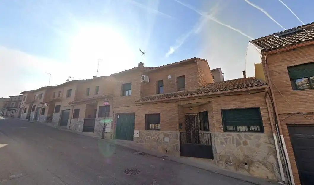 Vista exterior de Casa adosada en venda en Borox amb Calefacció, Jardí privat i Traster