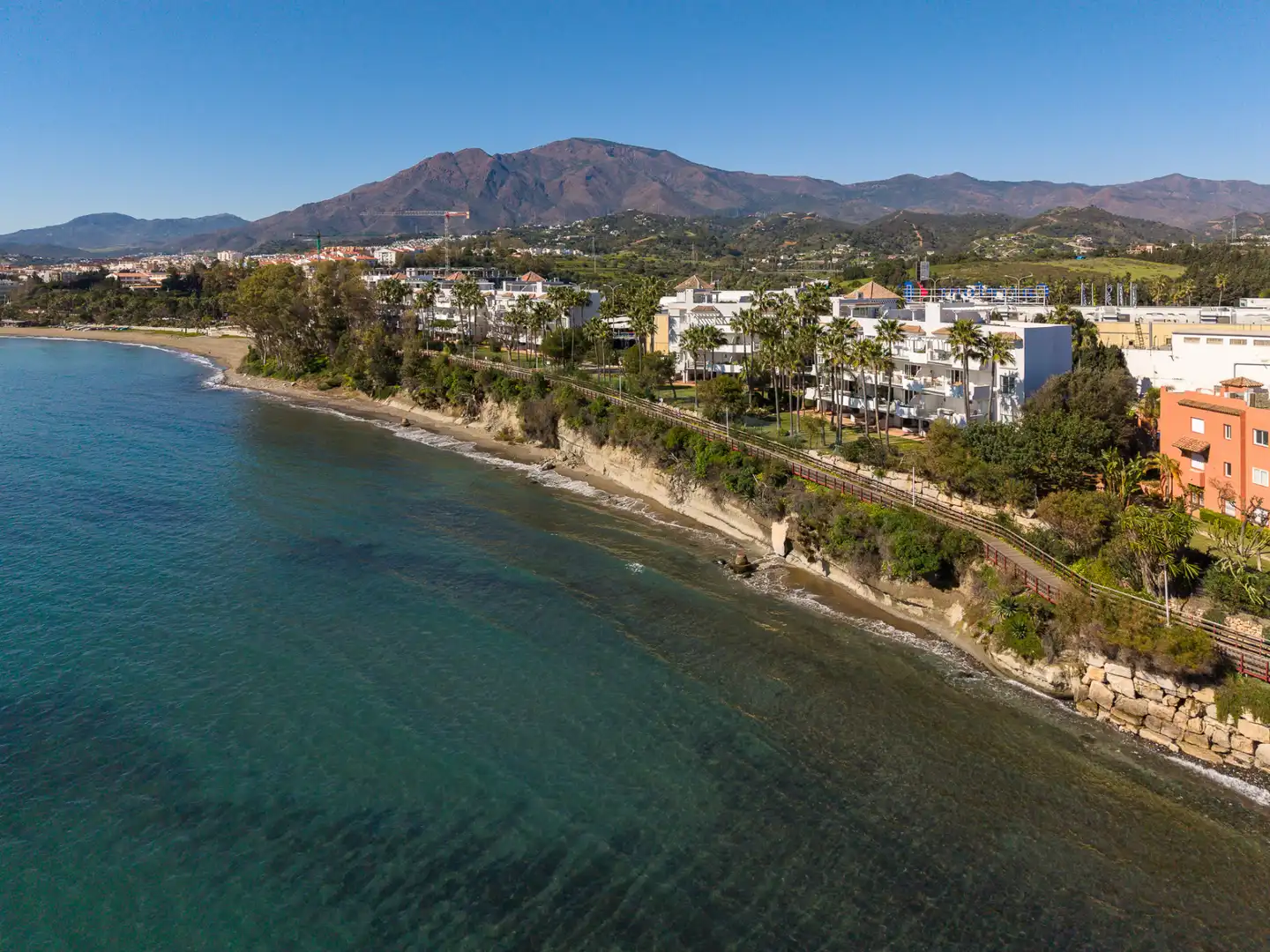 Vista exterior de Apartament en venda en Estepona amb Aire condicionat, Jardí privat i Terrassa