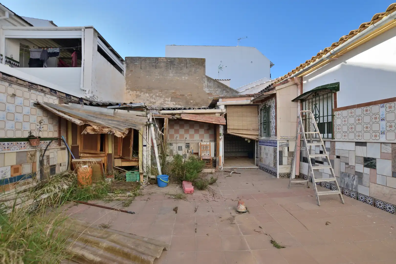 Vista exterior de Casa adosada en venda en Ronda amb Terrassa i Balcó
