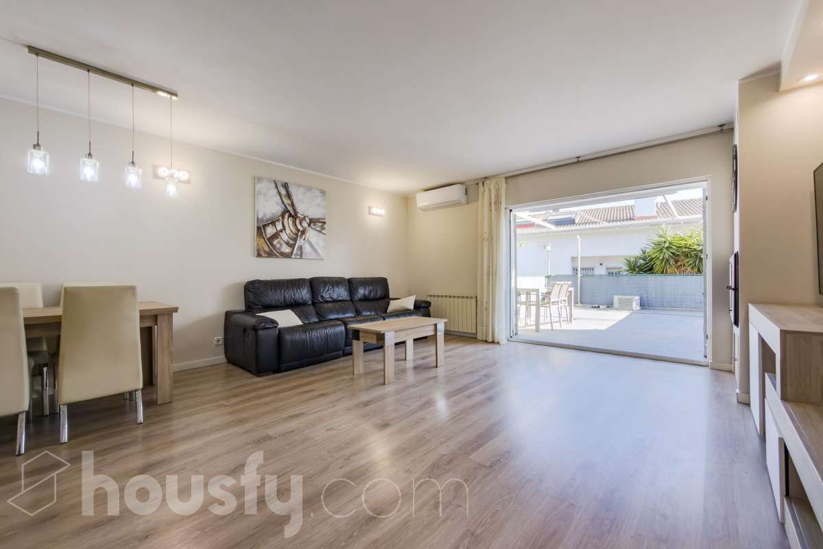 Living room of Houses for sale in Santa Coloma de Gramenet  with Air Conditioner, Heating and Private garden