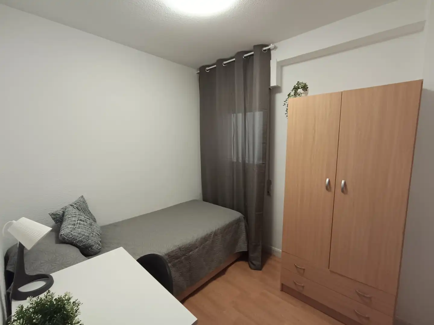 Habitación de Piso para compartir en Madrid con Amueblado, Lavadora y Microondas