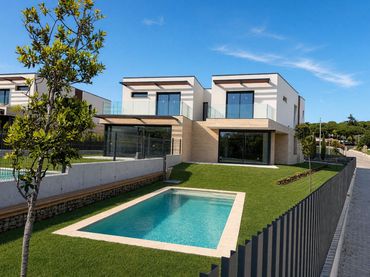 Casa aparellada amb jardí en venda a Carrer Agaró 55