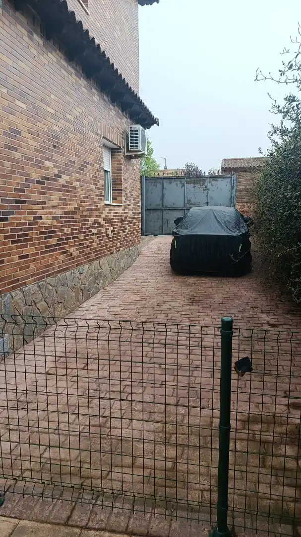 Aparcament de Casa o xalet en venda en Chiloeches amb Aire condicionat, Calefacció i Jardí privat