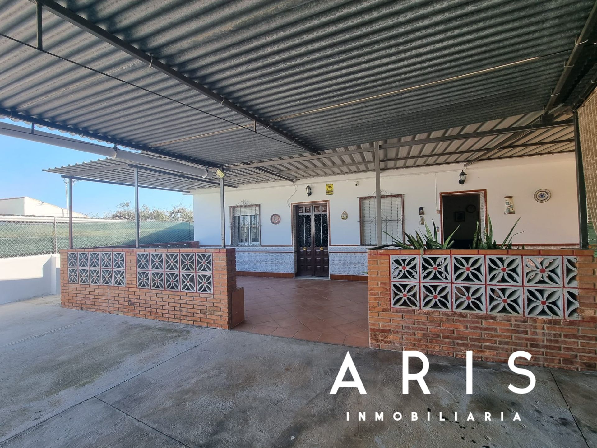 Vista exterior de Casa o xalet en venda en Alhaurín de la Torre amb Aire condicionat, Jardí privat i Terrassa
