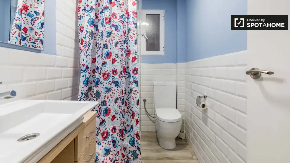 Bathroom of Flat for rent in Valencia  with Air Conditioner, Heating and Furnished