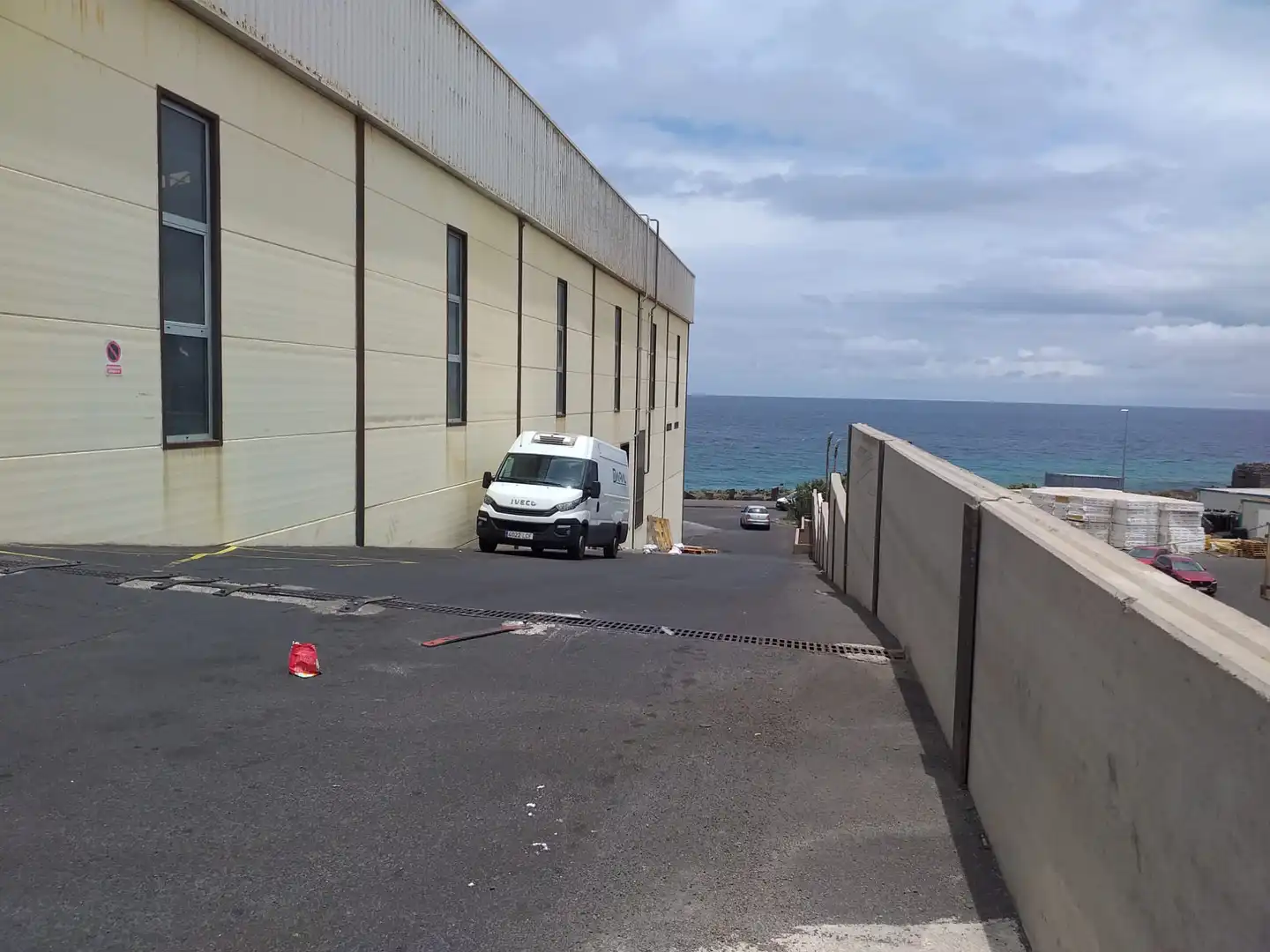 Parkplatz von Fabrikhallen zum Verkauf in Arafo