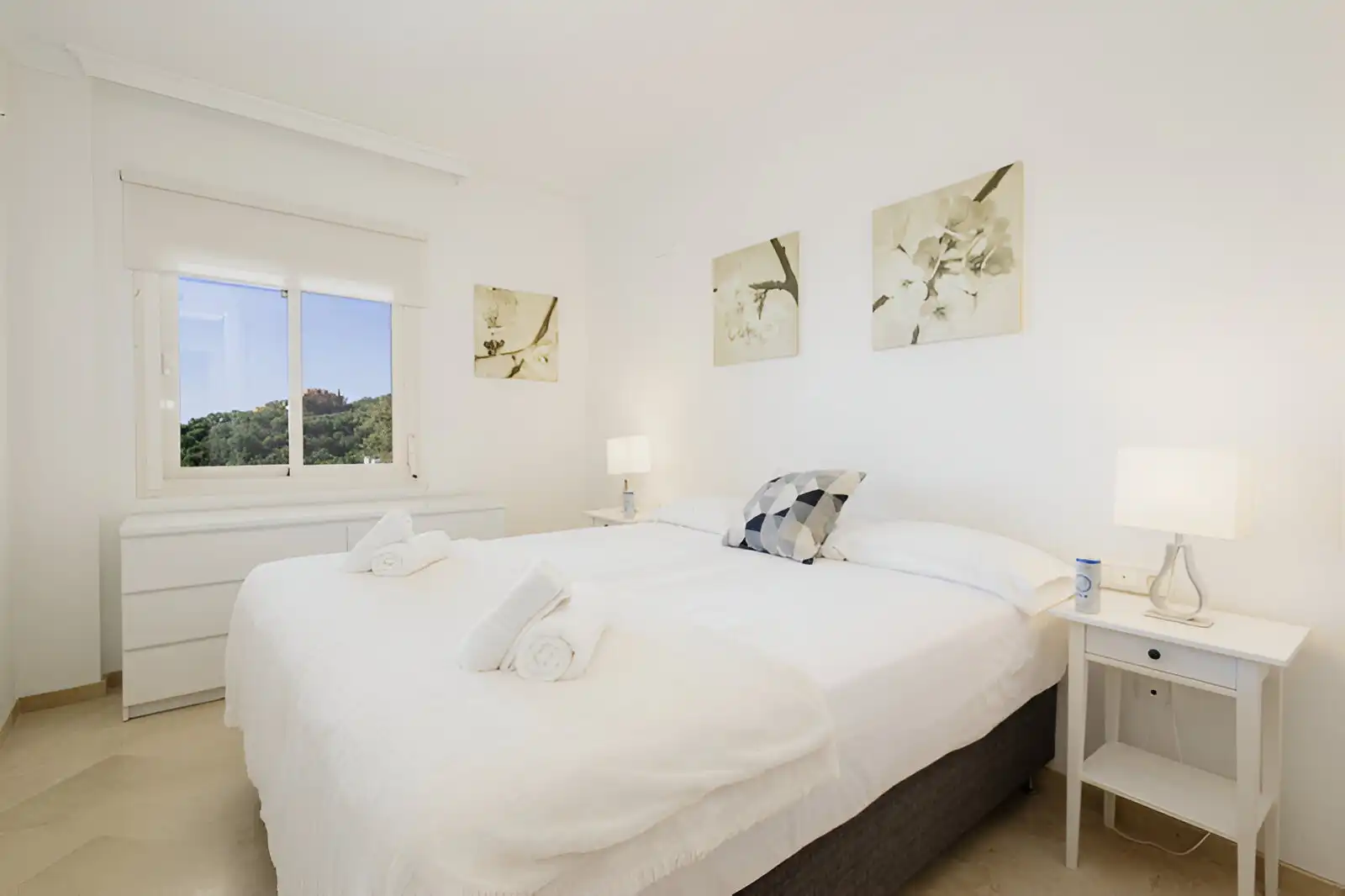 Schlafzimmer von Erdgeschoss zum Verkauf in Marbella mit Klimaanlage, Privatgarten und Terrasse