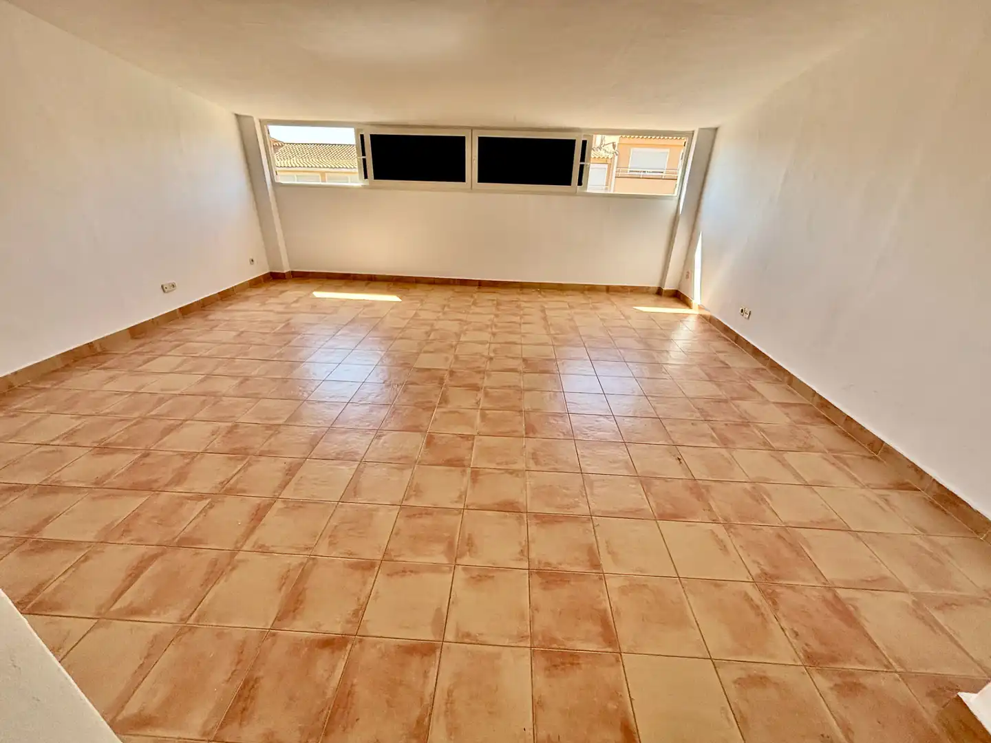Einfamilien-Reihenhaus zum Verkauf in Alicante / Alacant mit Klimaanlage, Privatgarten und Terrasse