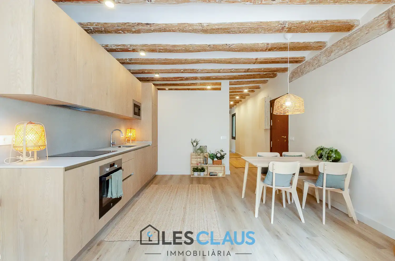 Außenansicht von Wohnung zum Verkauf in Barcelona mit Parkett, Ofen und Mikrowelle