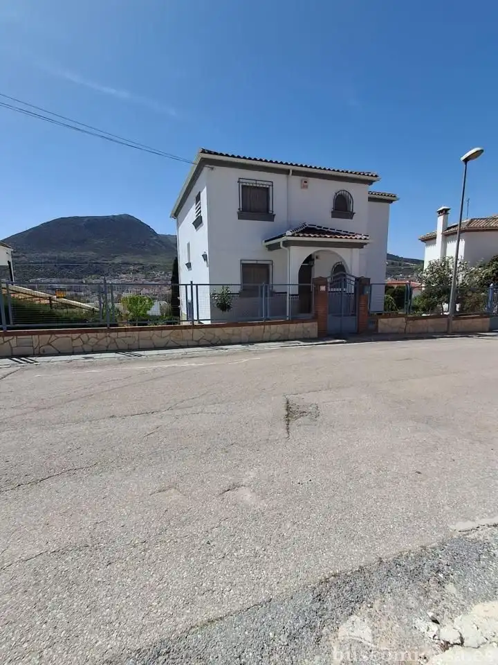 Vista exterior de Casa o xalet en venda en Loja amb Aire condicionat, Jardí privat i Terrassa