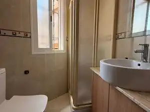 Bany de Casa o xalet en venda en Gines amb Jardí privat i Moblat