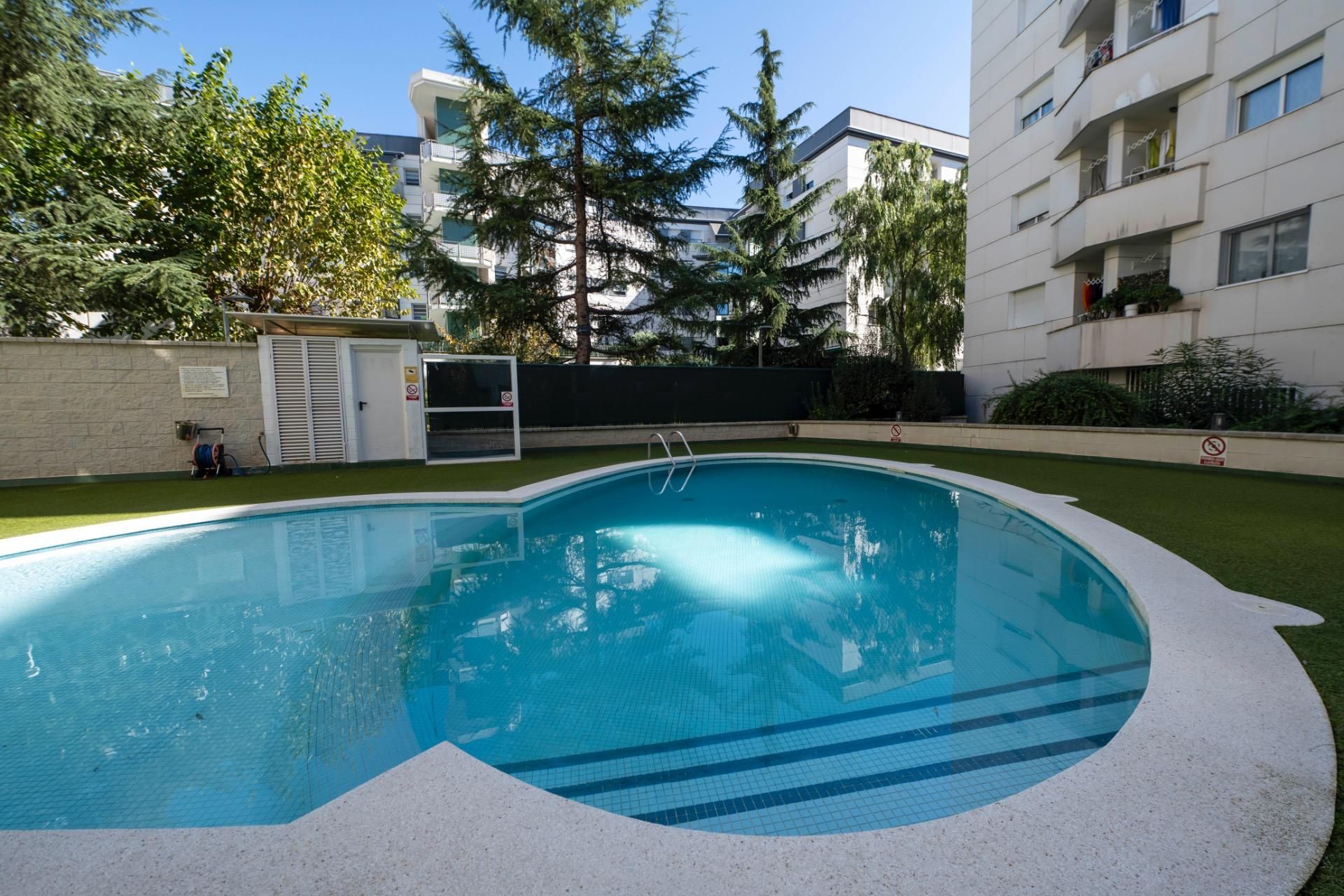 Piscina de Pis en venda en Ripollet amb Aire condicionat, Calefacció i Jardí privat