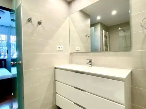 Badezimmer von Wohnung zum Verkauf in Barcelona mit Klimaanlage, Heizung und Parkett