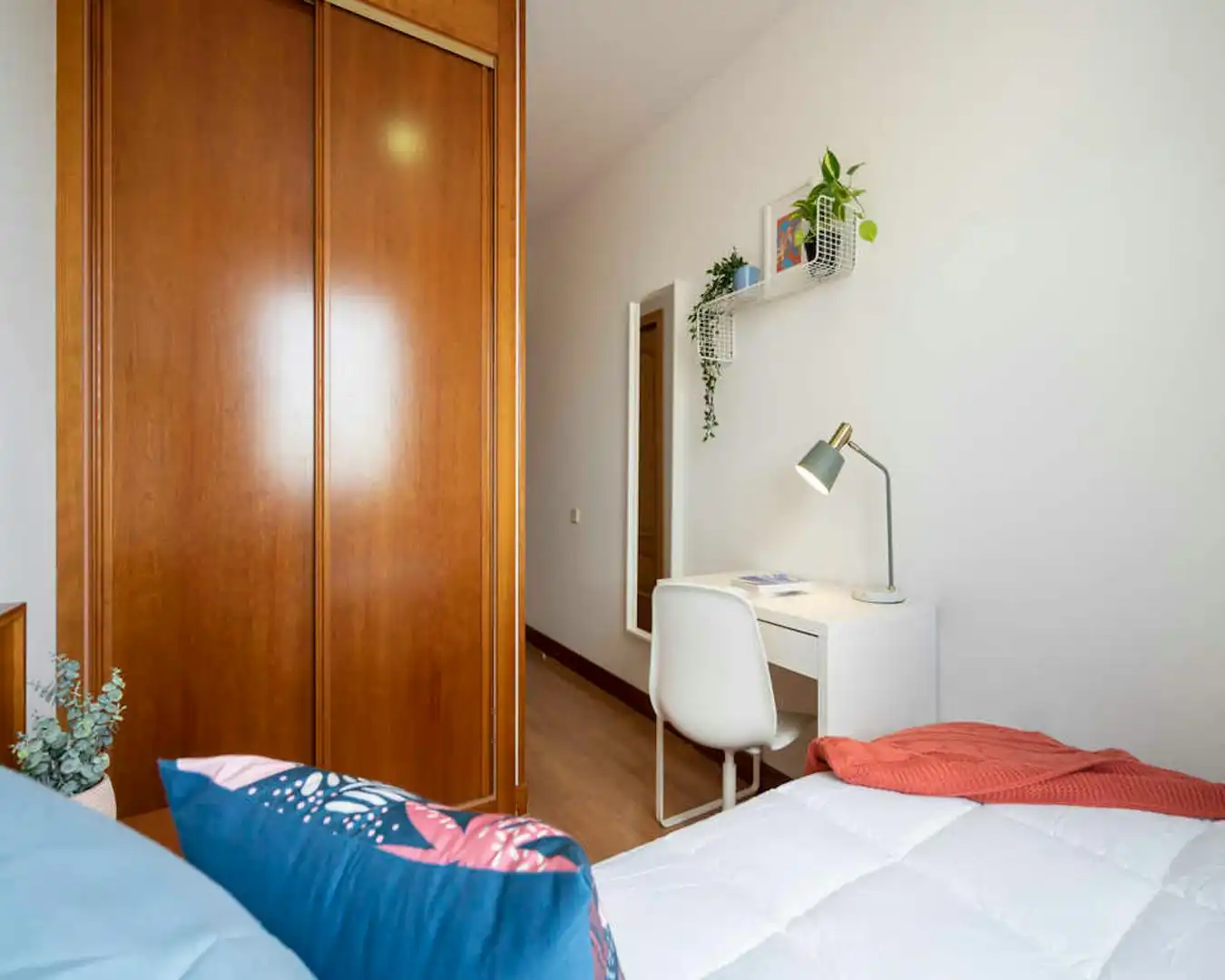Habitación de Piso para compartir en Madrid con Lavadora y Internet