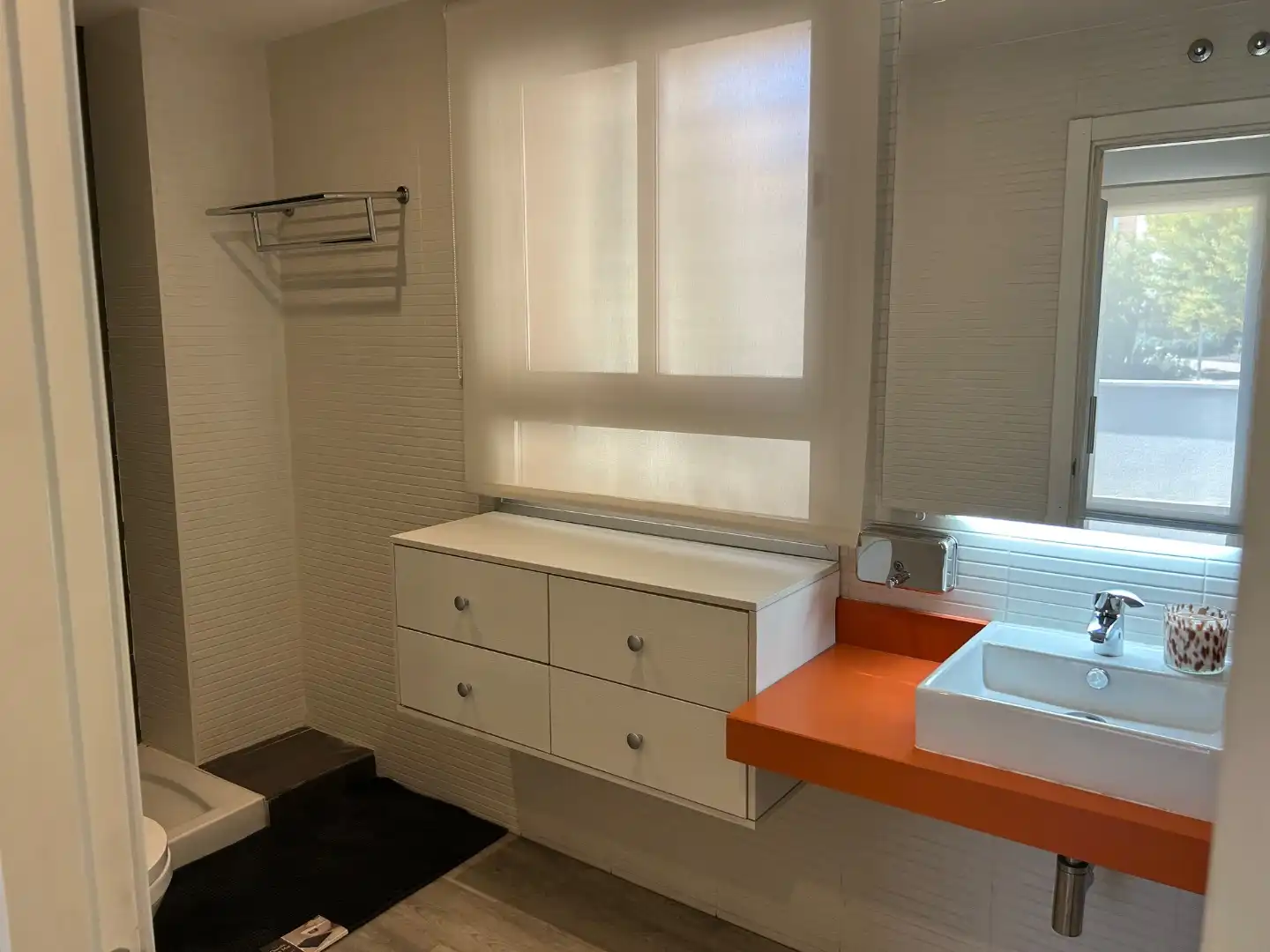 Baño de Piso de alquiler en Alhendín con Aire acondicionado, Calefacción y Jardín privado
