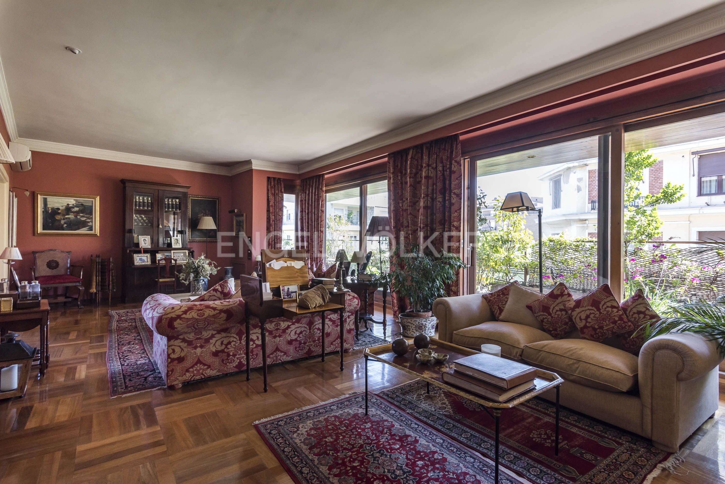 Sala d'estar de Apartament en venda en  Madrid Capital amb Aire condicionat, Calefacció i Parquet