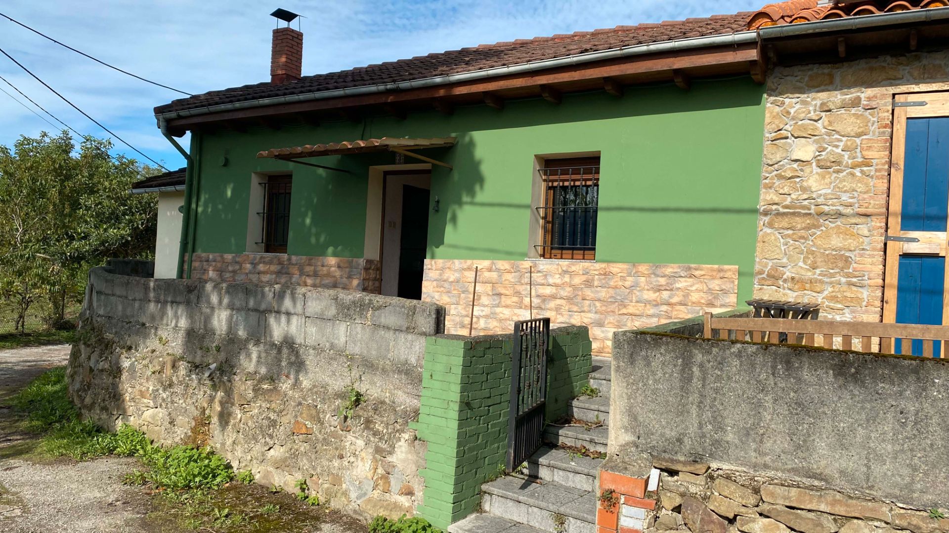Vista exterior de Casa adosada en venda en San Martín del Rey Aurelio amb Terrassa, Traster i Moblat
