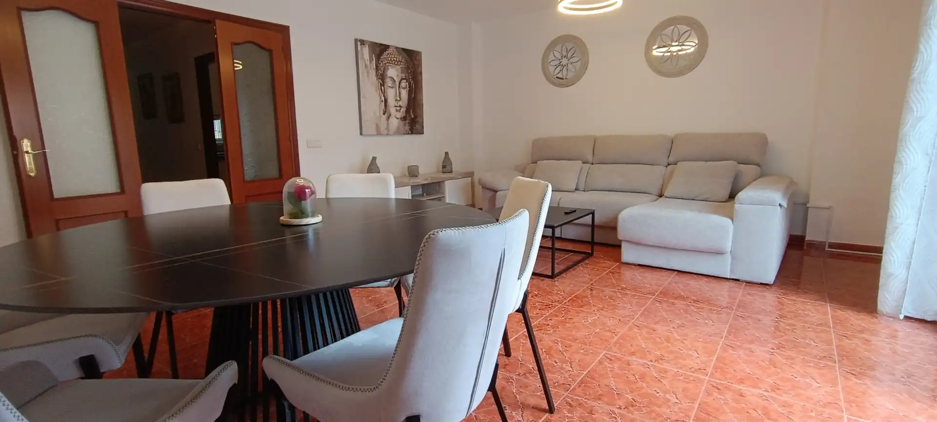 Wohnzimmer von Einfamilien-Reihenhaus zum Verkauf in Estepona mit Klimaanlage, Heizung und Terrasse