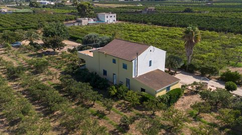 EXCLUSIVO REFUGIO RURAL COMPUESTO POR UNA FINCA RÚSTICA DE 5.341 M2  EN LA QUE SE ENCUENTRAN  CONSTRUIDAS TRES VIVIENDAS CONSOLIDA