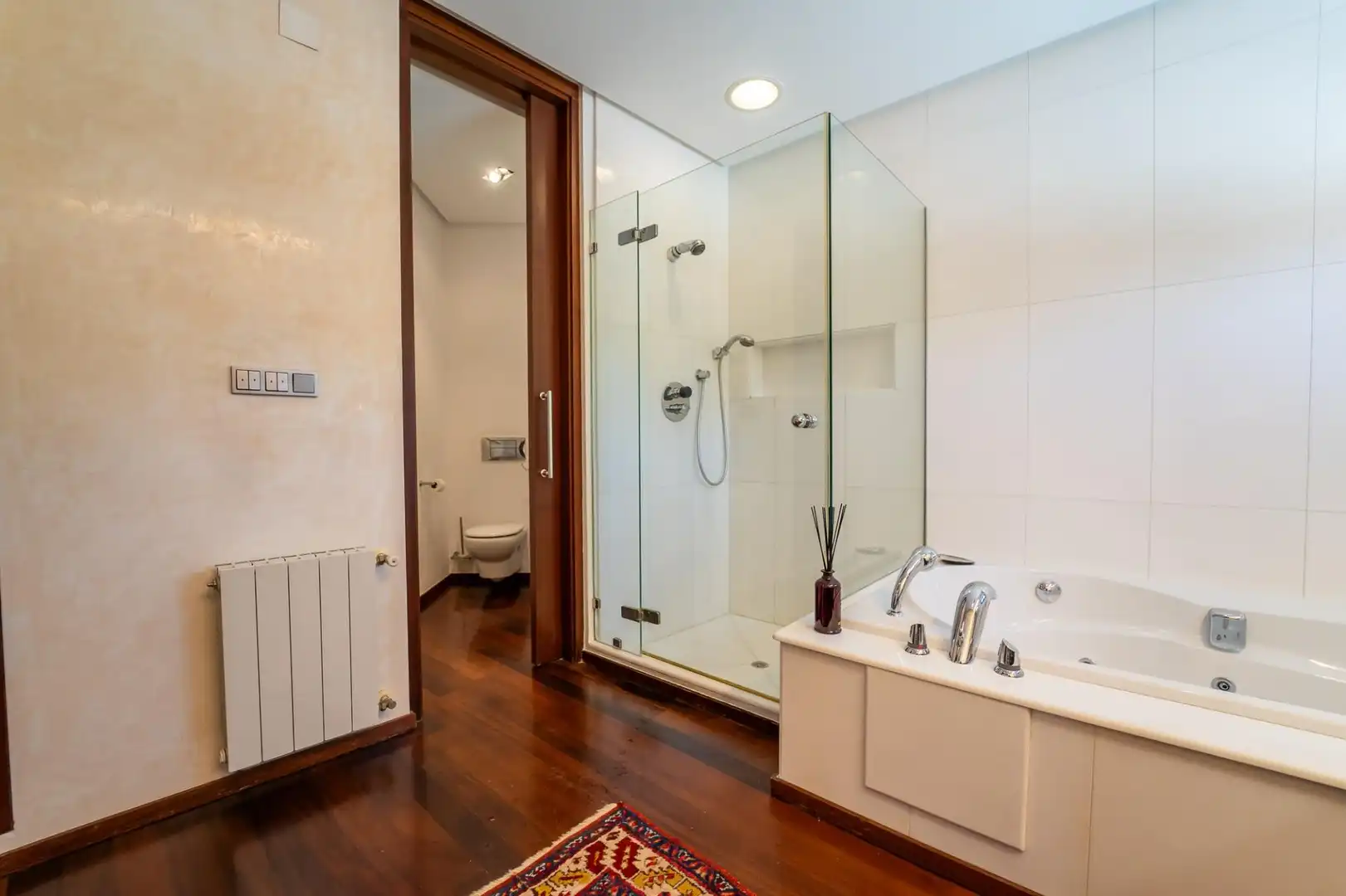 Bany de Casa o xalet en venda en Elche / Elx amb Aire condicionat, Jardí privat i Parquet