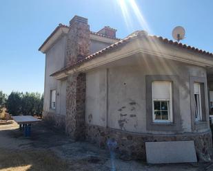 Vista exterior de Casa o xalet en venda en Cedillo del Condado amb Calefacció, Jardí privat i Terrassa