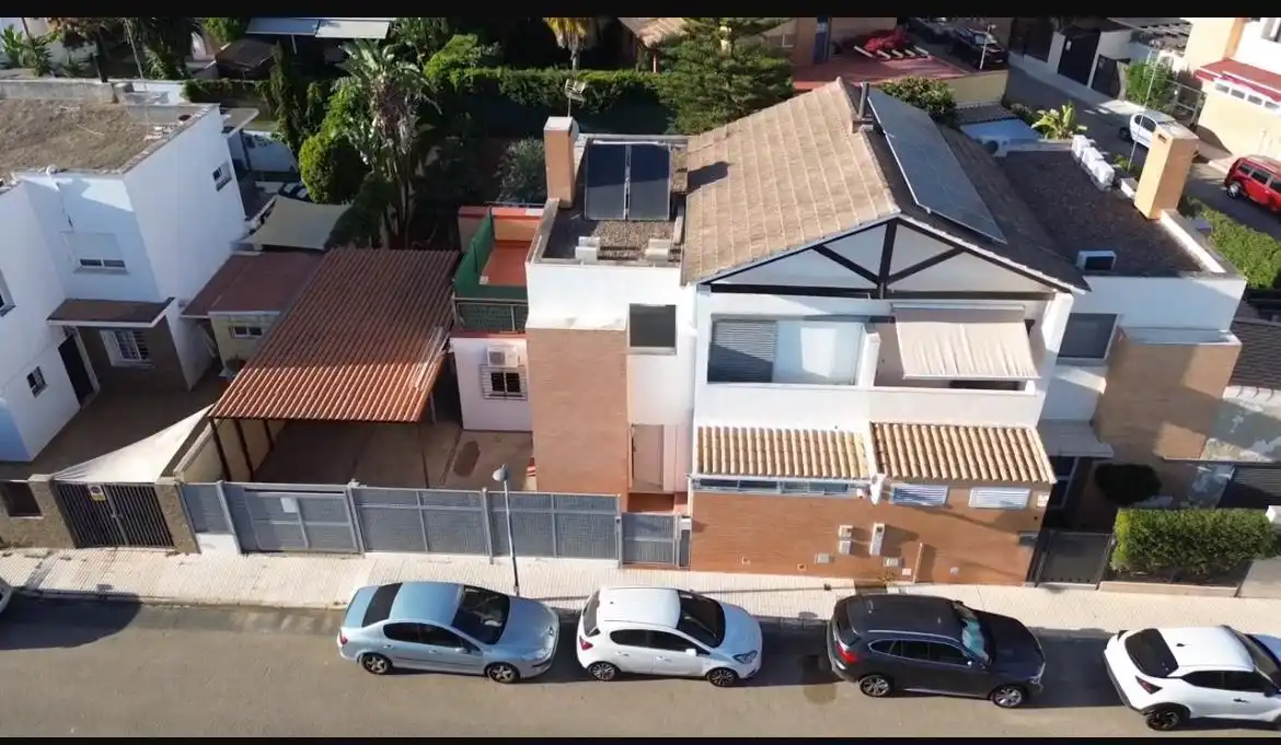 Vista exterior de Casa adosada en venta en Bollullos de la Mitación con Aire acondicionado, Terraza y Piscina