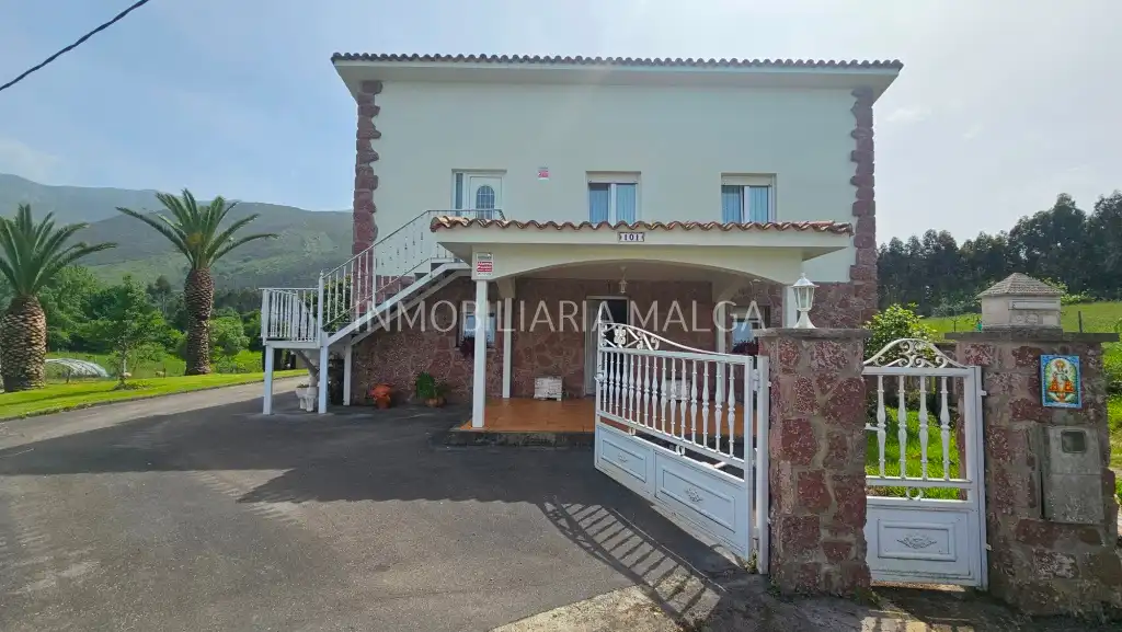 Vista exterior de Casa o chalet en venta en Colunga con Calefacción, Jardín privado y Parquet
