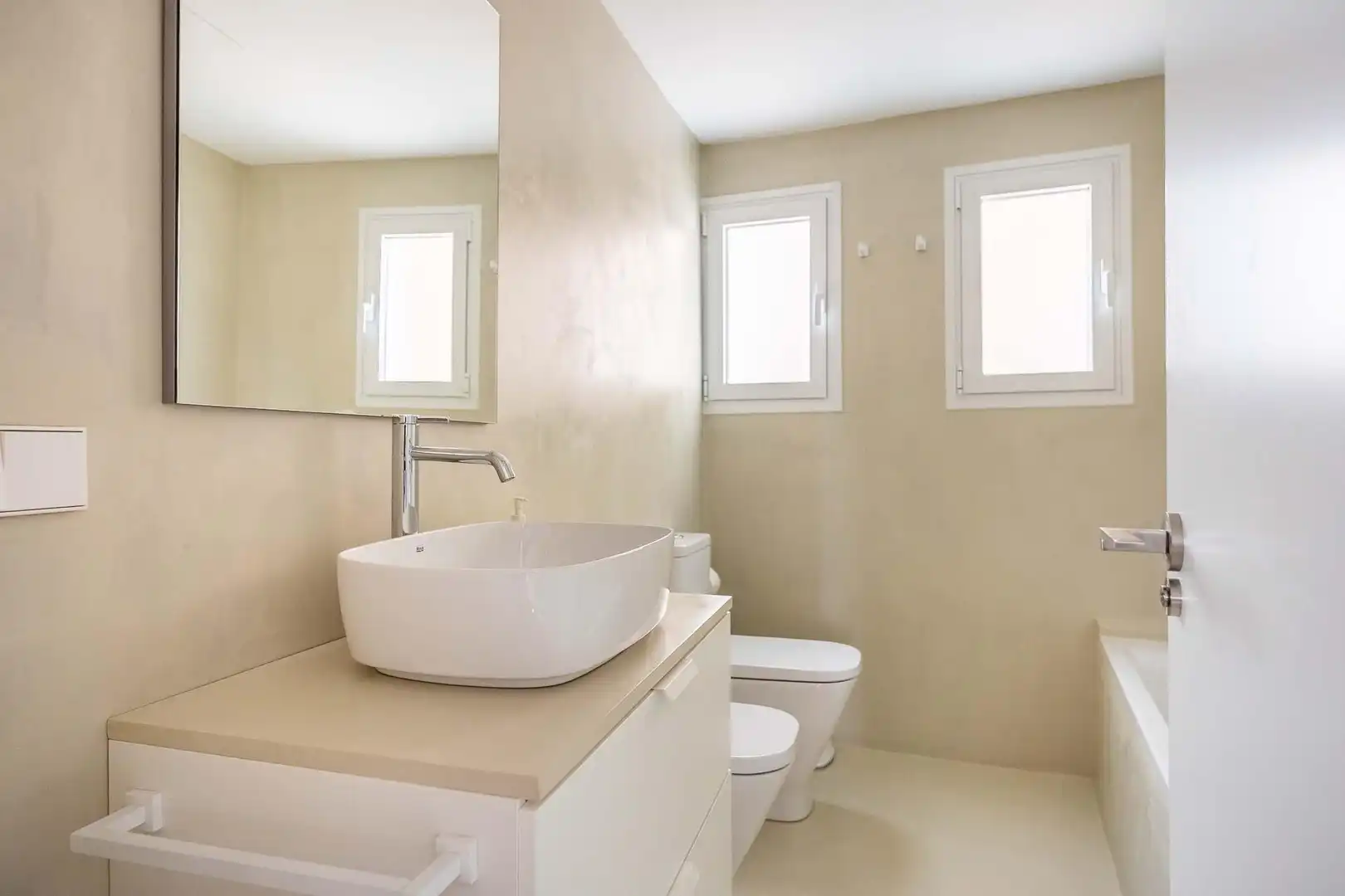 Bathroom of Flat for sale in Sevilla  with Air Conditioner, Heating and Private garden