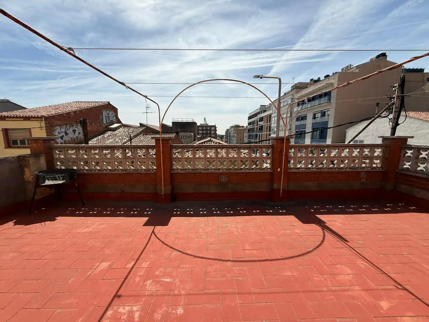 Terrasse von Einfamilien-Reihenhaus zum Verkauf in Sabadell mit Terrasse, Abstellraum und Ofen