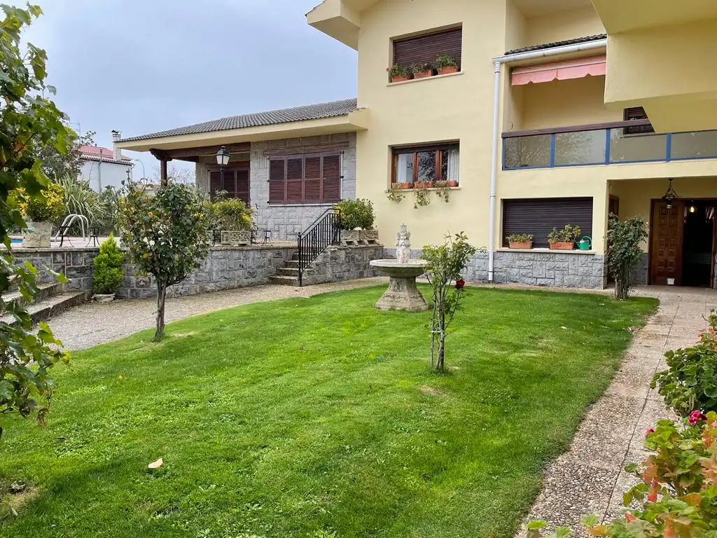 Vista exterior de Casa o xalet en venda en Castañares de Rioja amb Calefacció, Jardí privat i Parquet