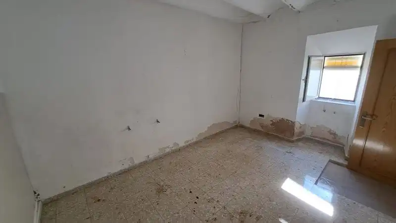 Einfamilien-Reihenhaus zum Verkauf in Estremera mit Terrasse und Abstellraum