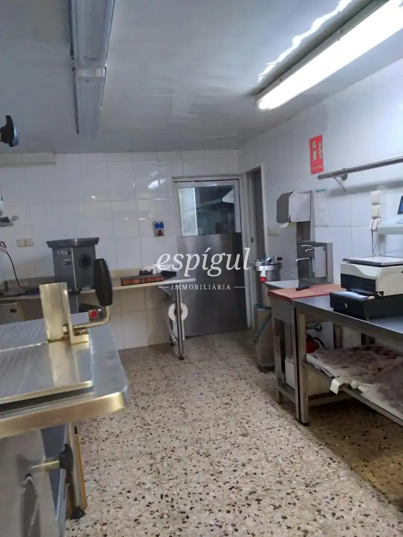 Cuina de Local en venda en Anglès amb Aire condicionat i Moblat